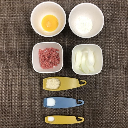 1個分の冷凍メンチカツを自作する場合に必要になる材料(牛ひき肉・玉ねぎ・パン粉・牛乳・卵・塩・小麦粉)