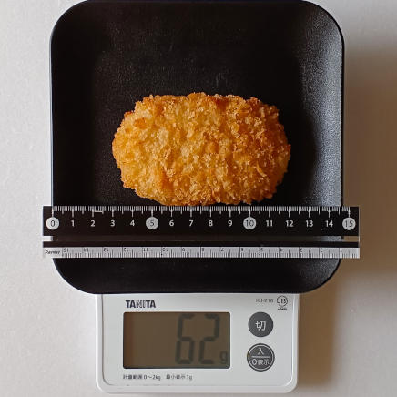 1個62gのポテトコロッケ(縦の長さ約9㎝)