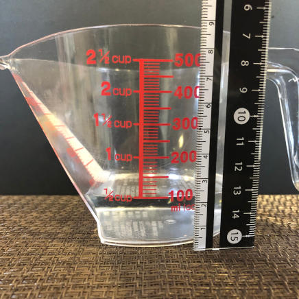 横から見た1/2カップの水 100g