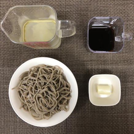 丼1杯・1人前のかけそばの材料(そば・ネギ・めんつゆ・かつお昆布だし)