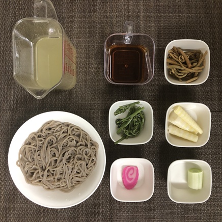 丼1杯・1人前の山菜そばの材料（そば・なると・ネギ・めんつゆ・たけのこ・ぜんまい・わらび・かつお昆布だし）