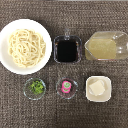丼1杯・1人前の力うどんに使った材料(うどん・餅・なると・長ネギ・めんつゆ・液体かつお昆布だし)
