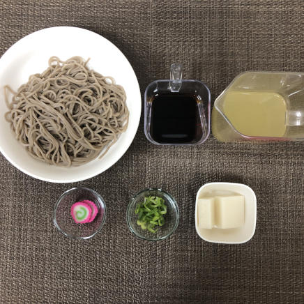 丼1杯・1人前の力そばに使った材料(そば・餅・なると・長ネギ・めんつゆ・液体かつお昆布だし)