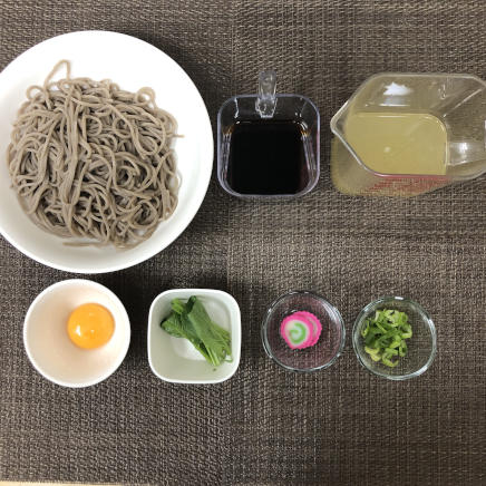 丼1杯の月見そばに使った材料(そば・なると・ほうれん草・ネギ・めんつゆ・卵・かつお昆布だし)
