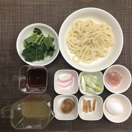 丼1杯・1人前の鍋焼きうどんの材料(うどん・板麩・かまぼこ・しいたけ・めんつゆ・卵・鶏肉・ほうれん草・ネギ・かつお昆布だし)