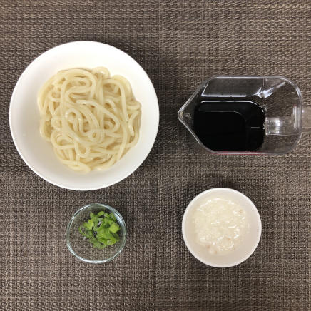 丼1杯分・1人前のとろろうどんに使った材料(うどん・長芋・長ネギ・めんつゆ)