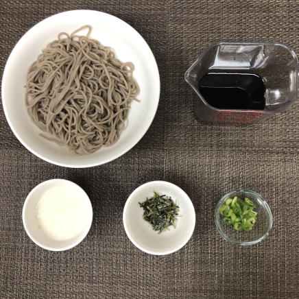 丼1杯・1人前のとろろそばに使った材料(そば・大和芋・ネギ・めんつゆ・海苔)