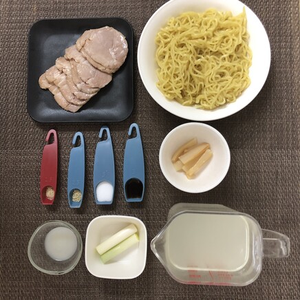 丼1杯・1人前のチャーシュー麺の材料(中華麺・チャーシュー・メンマ・ネギ・醤油・塩・風味調味料・鶏がらスープ・こしょう・ラード)
