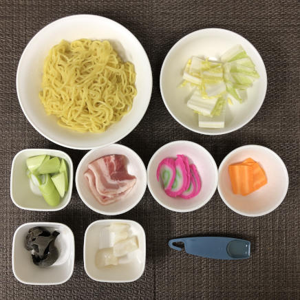 丼1杯・1人前のちゃんぽんの材料(中華麵・イカ・豚肉・なると・人参・ネギ・白菜・きくらげ・サラダ油)