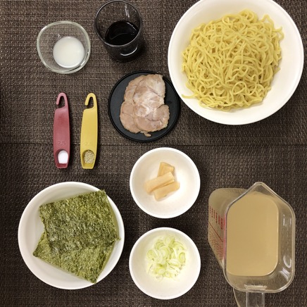 丼1杯・1人前の醤油ラーメンの材料(中華麺・チャーシュー・メンマ・ネギ・海苔・醤油・中華だし・風味調味料・ラード・塩)