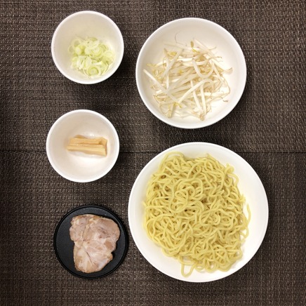 丼1杯・1人前の味噌ラーメンの材料(中華麺・ネギ・メンマ・チャーシュー・もやし)