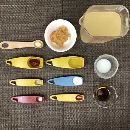 丼1杯・1人前の味噌ラーメンの調味料(中華だし・味噌・ラード・風味調味料・おろしにんにく・サラダ油・豆板醤・めんつゆ・砂糖・ラー油・塩)