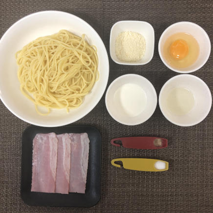大皿1皿・1人前のカルボナーラの材料と調味料（パスタ・ベーコン・生クリーム・パルメザン・塩・白こしょう・サラダ油・卵）