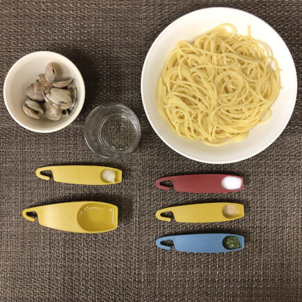 大皿1皿・1人前のボンゴレビアンコの材料（パスタ・にんにく・パセリ・あさり・サラダ油・白ワイン・塩・白こしょう）