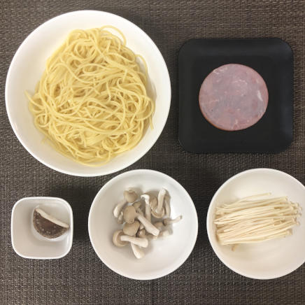 大皿1皿・1人前の和風きのこパスタの材料(パスタ・しめじ・しいたけ・えのき・プレスハム)