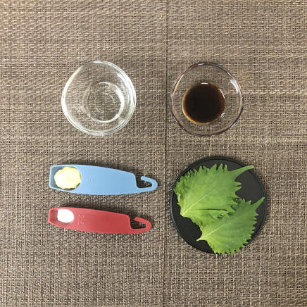 大皿1皿・1人前の和風きのこパスタに使った材料・調味料(サラダ油・生姜・塩・醤油・大葉)