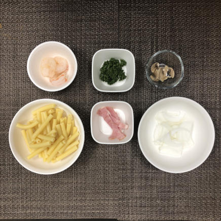 1人前のマカロニグラタンに使用したパスタ・シバエビ・ベーコン・玉ねぎ・マッシュルーム・パセリ