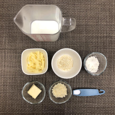 1人前のマカロニグラタンに使用した牛乳・ピザ用チーズ・小麦粉・バター・塩・パン粉・パルメザン