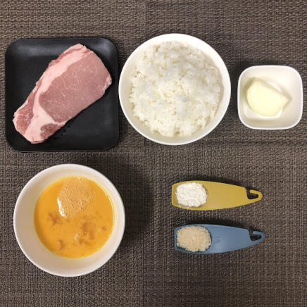 丼1杯・1人前のカツ丼の材料(ご飯・豚ロース・玉ねぎ・卵・小麦粉・パン粉)