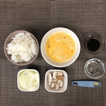 丼1杯分・1人前の玉子丼に使った材料(ご飯・玉ねぎ・しいたけ・醤油・みりん・風味調味料・卵)