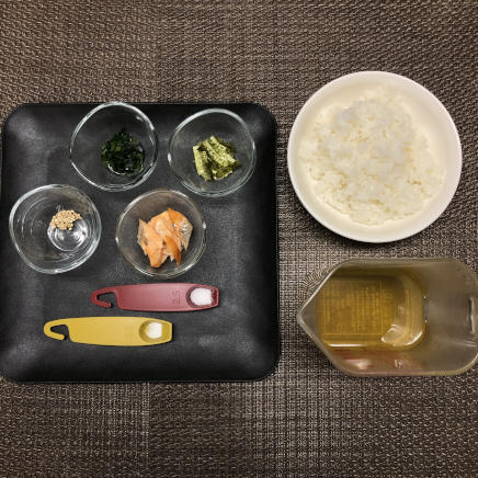 1人前のお茶漬け(に使用したご飯・鮭の塩焼き・あさつき・ゴマ・海苔・塩・風味調味料・こんぶ
