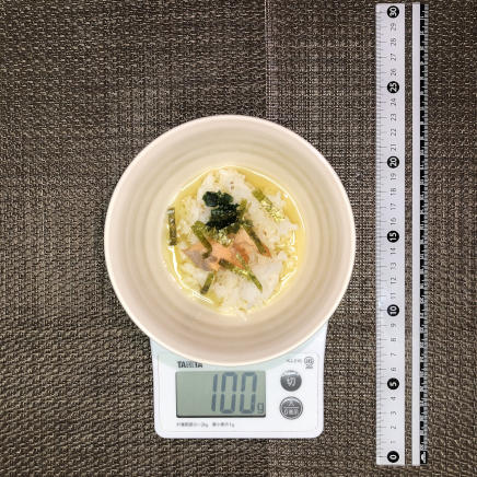 茶碗に盛りつけた100gのお茶漬け