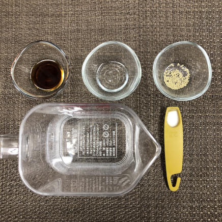 丼ぶり1杯・1人前のクッパに使用した材料(サラダ油・醤油・塩・風味調味料・水)