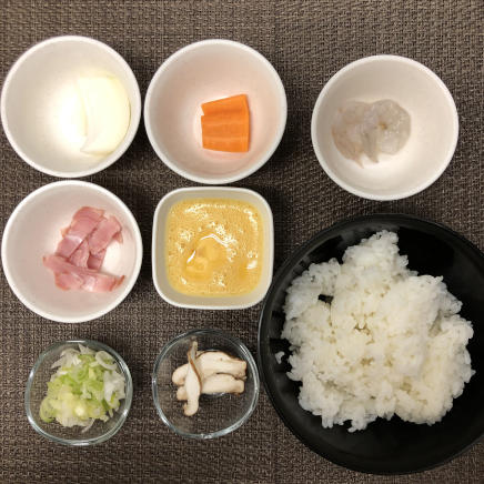 1人前のチャーハンに使用した材料(ご飯・シバエビ・ベーコン・玉ねぎ・人参・卵・ねぎ・しいたけ)