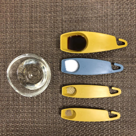 1人前のチャーハンに使用した材料(サラダ油・醤油・塩・風味調味料・こしょう)