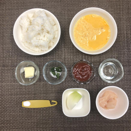 大皿1皿分・1人前のオムライスに使った材料(ご飯・鶏胸肉皮無し・玉ねぎ・サラダ油・塩・ケチャップ・バター・パセリ・卵)