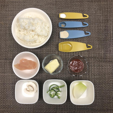 中皿1杯・1人前のチキンライスに使った材料（ご飯・ささみ・玉ねぎ・ピーマン・マッシュルーム・塩・白コショウ・サラダ油・バター・ケチャップ・コンソメ）
