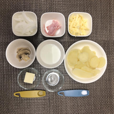 1人前のポテトグラタンに使用したじゃがいも・ベーコン・ピザ用チーズ・玉ねぎ・マッシュルーム・サラダ油・塩・牛乳・バター・風味調味料