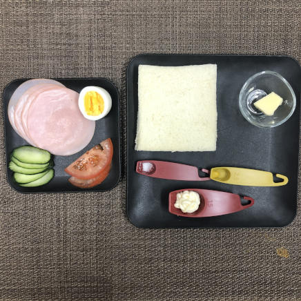 1人前のサンドイッチに使用した食パン・バター・からし・ロースハム・きゅうり・トマト・塩・マヨネーズ・卵