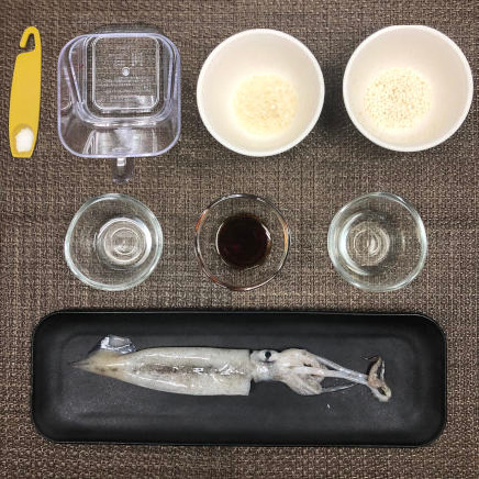 1個分のいかめしに使った材料(イカ・みりん・醤油・砂糖・水・米・もち米・料理酒)
