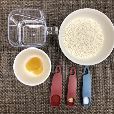一膳・1人前の栗おこわに使用した材料（栗の甘露煮・日本酒・塩・ごま・もち米・水）