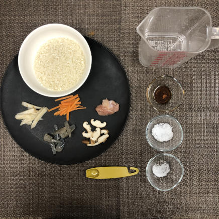 1人前の炊き込みご飯に使用した米・水・しいたけ・ゴボウ・人参・黒こんにゃくｋ・鶏胸肉・日本酒・砂糖・醤油・塩