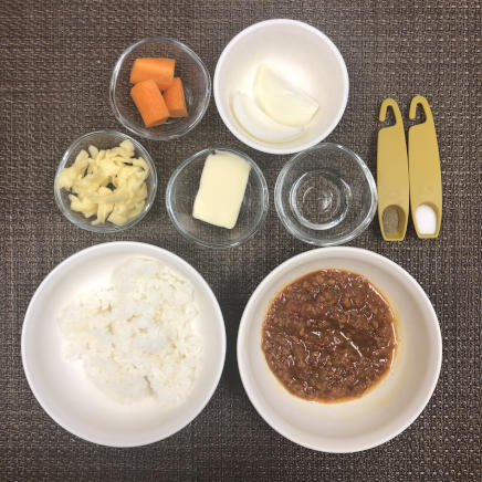 中皿1皿・1人前のミートソースドリアに使用した材料（ご飯・ピザ用チーズ・玉ねぎ・塩・白こしょう・ミートソース・バター・サラダ油・にんじん）