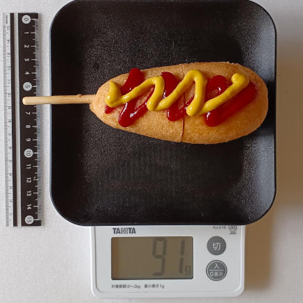 ケチャップとマスタードを塗ったアメリカンドッグ