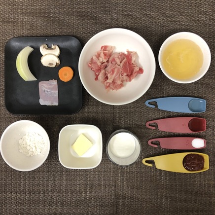 中皿1皿・1人前のビーフストロガノフの材料(ビーフストロガノフ)