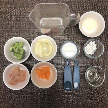 1人前のクリームシチューに使用した鶏胸肉・にんじん・玉ねぎ・ブロッコリー・サラダ油・洋風だし(コンソメ)・塩・料理酒・小麦粉・牛乳・バター