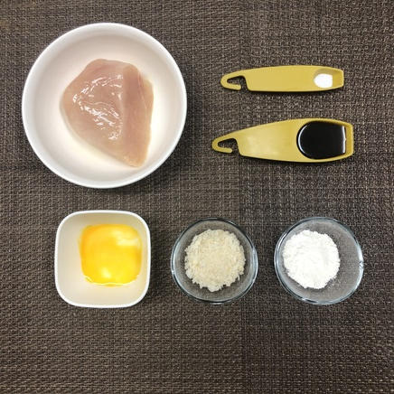 1枚分のチキンカツに使った材料（鶏胸肉皮無し・塩・小麦粉・パン粉・ウスターソース・卵）