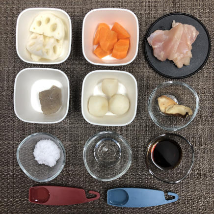 1人前の筑前煮に使用した鶏肉・里芋・黒こんにゃく・にんじん・れんこん・乾燥椎茸・サラダ油・砂糖・日本酒・醤油・みりん