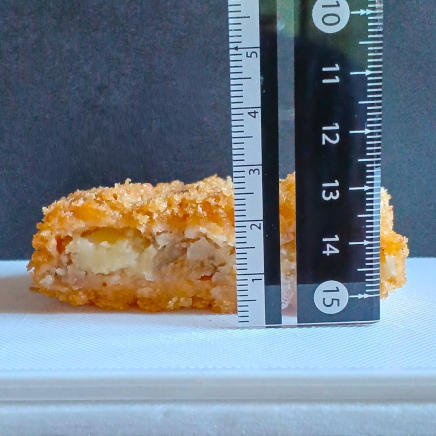 ミートコロッケ1個96gの厚さ約2.8㎝