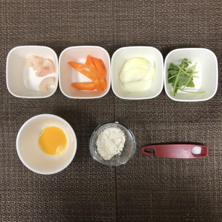 中皿1皿・1個分のかき揚げの材料(芝海老・玉ねぎ・三つ葉・人参・小麦粉・塩・卵)