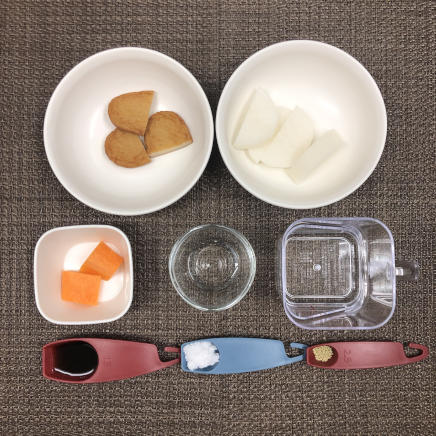 中皿1皿分のうま煮に使った材料(さつま揚げ・大根・にんじん・砂糖・日本酒・醤油・風味調味料・水)