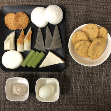 大皿1皿・1人前のおでんの具材（さつま揚げ・はんぺん・ちくわぶ・ちくわ・つみれ・生芋こんにゃく・ゆで卵・大根・ふき・厚揚げ・がんもどき）