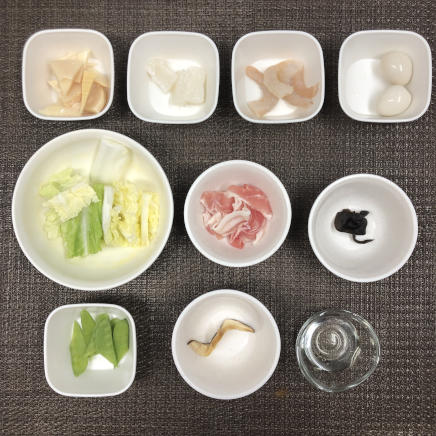 中鉢1杯・1人前の八宝菜に使った材料（イカ・ムキエビ・豚肉・うずらの卵・さやえんどう・たけのこの水煮・白菜・きくらげ・乾燥椎茸・サラダ油）