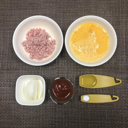 中皿1皿分・一人前のオムレツに使った材料(豚ひき肉・玉ねぎ・サラダ油・塩・ケチャップ・卵)