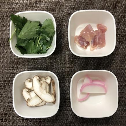 蒸し椀1杯・1人前の茶碗蒸しに使った材料（みつば・鶏肉・しいたけ・かまぼこ）