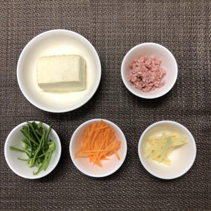 豆腐1/2丁分・中皿1皿分の豆腐あんかけに使った材料(木綿豆腐・豚挽き肉・たけのこの缶詰・にんじん・ピーマン)
